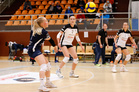 Helsinki Volleyn libero Sini Eerola (5) sekä yleispelaajat Jemina Jäärni (2) ja Janica Helenius (1). Kuva ottelusta Helsinki Volley - LP Viesti 23.9.2021 (kuva: Juha Hautakangas)