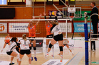 Sanni Vallin (4) hyökkää, Tiia Heikkinen (10) ja Elina Lind (8) varmistavat (Kuva: Juha Hautakangas)