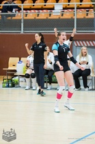 Mona Kokko tuulettaa voitettua pistettä.