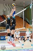 Noora Huhtala ja Sonja Laitinen torjunnassa.