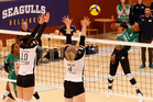 Helsinki Volleyn Tiia Heikkinen (10) ja Sanni Vallin (4) torjuvat Pölkky Kuusamon Adeja Lambertin (8) hyökkäystä (Kuvat: Juha Hautakangas)
