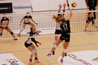 LiigaPlokin Helene Elbaek (17) hyökkää, Helsinki Volleyn Mona Kokko (7) torjunnassa ja libero Sini Eerola (5) puolustaa.